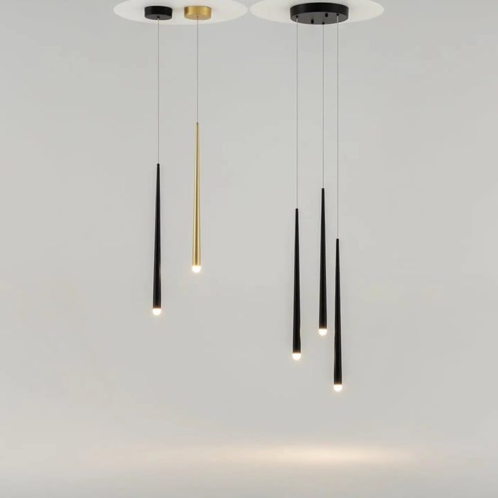 Suspension luminaire cascade conique avec led intégrée aux abat-jours cylindriques noirs et dorés pour cage d’escalier ou table