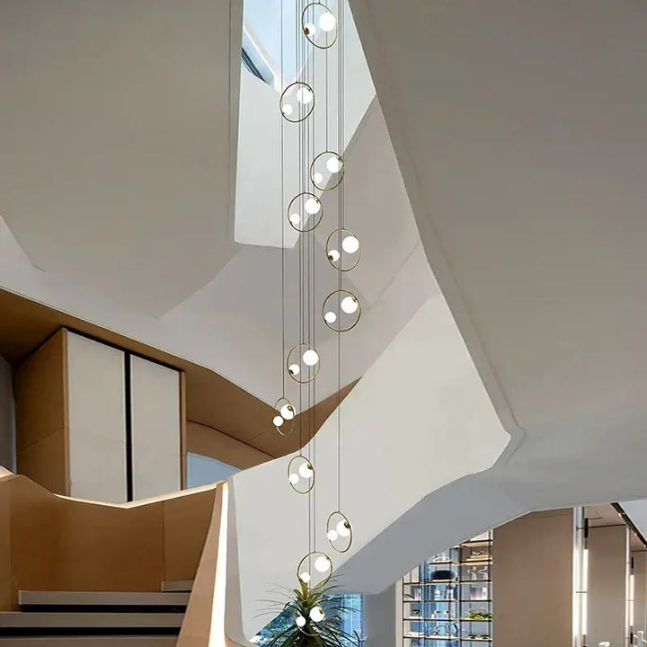 Suspension Cascade LED Moderne Avec Sphères Ajourées Chic Doré
