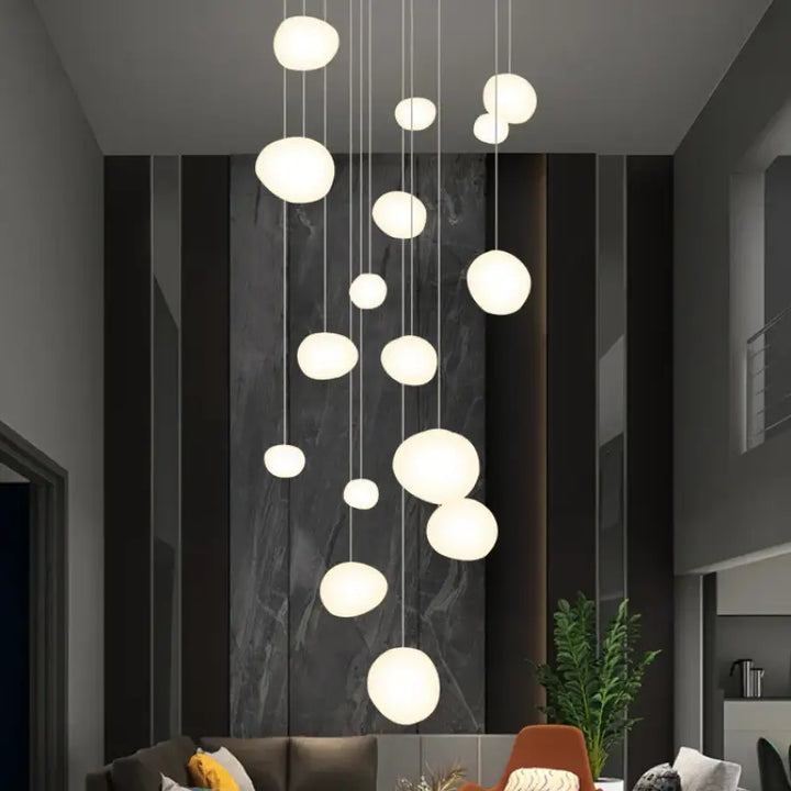 Suspension Cascade Moderne Boules Blanches Haut Plafond

