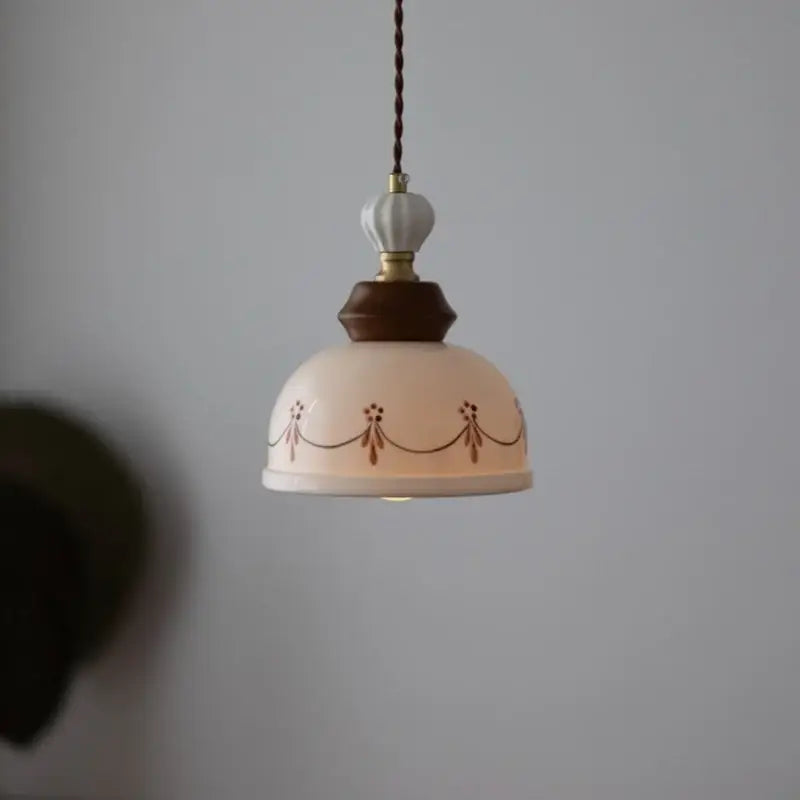 Suspension céramique blanche style classique avec ornement floral