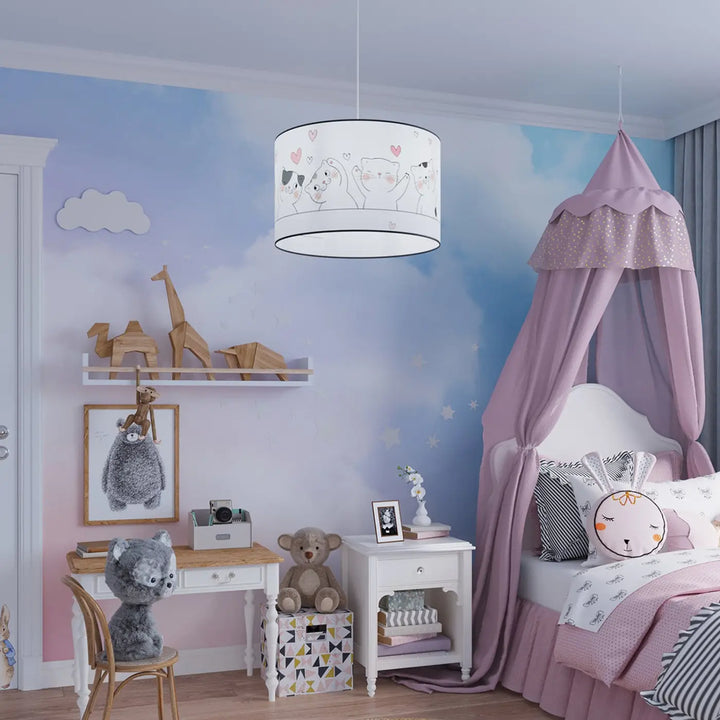 Suspension multicolore dans une chambre d'enfant