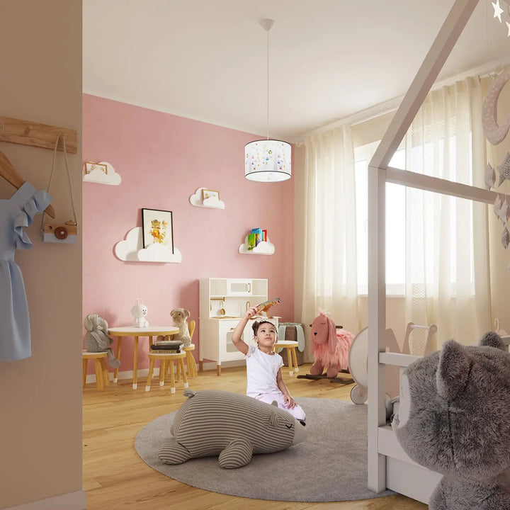 Suspension multicolore dans une chambre d'enfant