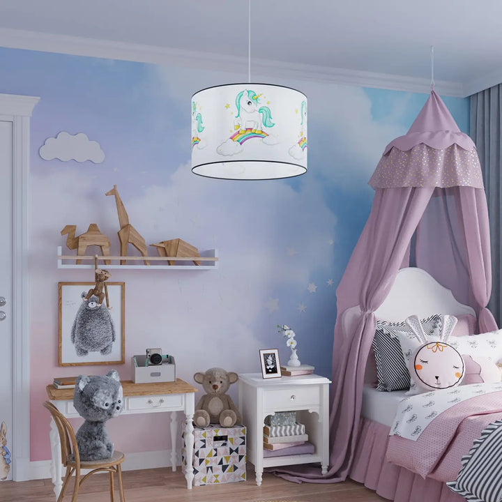 Suspension multicolore dans une chambre d'enfant