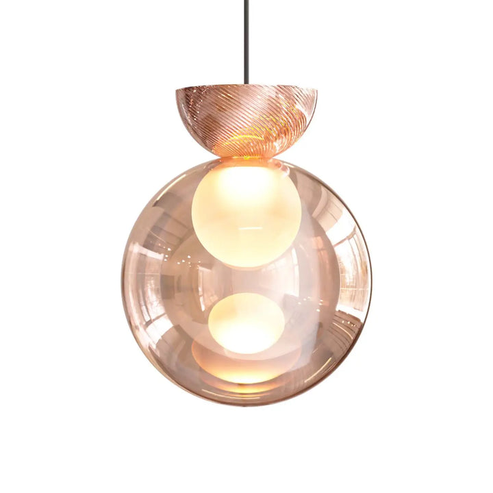 Suspension charm avec globe lumineux en verre sablé ambre et coupole texturée cuivrée moderne
