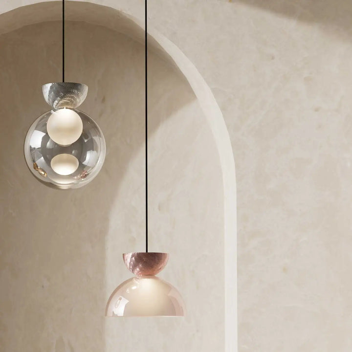 Suspension charm avec globe lumineux en verre sablé et dessus texturé métallique argent et rose gold