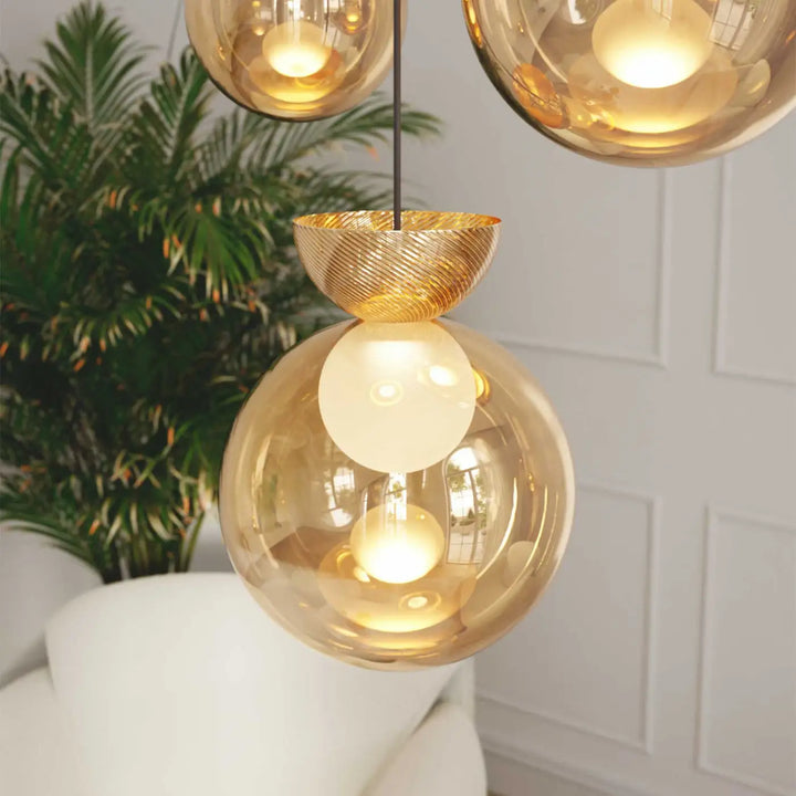 Suspension charm sphère en métal doré texturé avec globe lumineux en verre sablé pour éclairage intérieur élégant