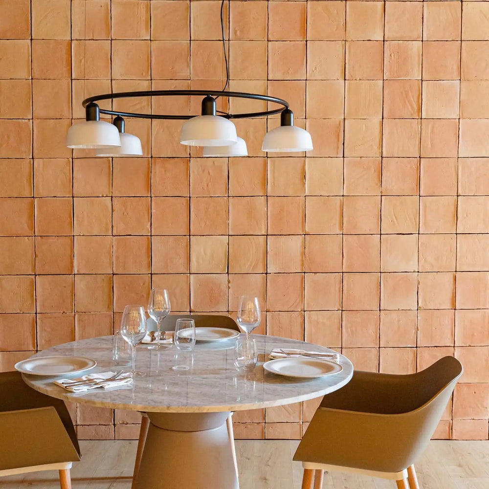 Suspension circulaire Tatawin métal blanc dans un intérieur