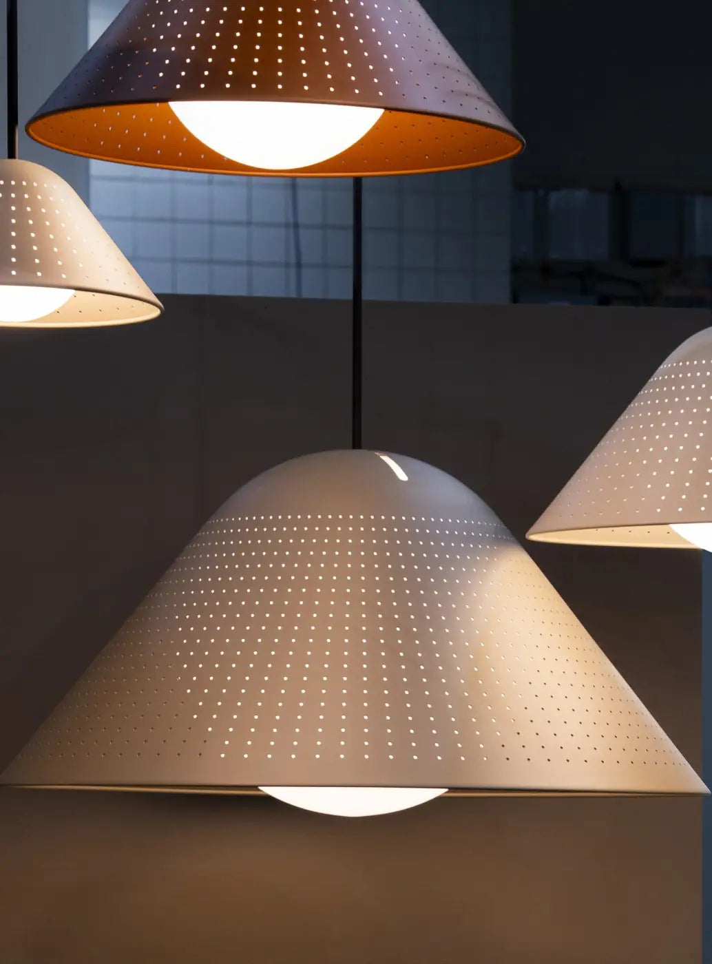 Suspension Bola Bell marron à tige noire dans un intérieur