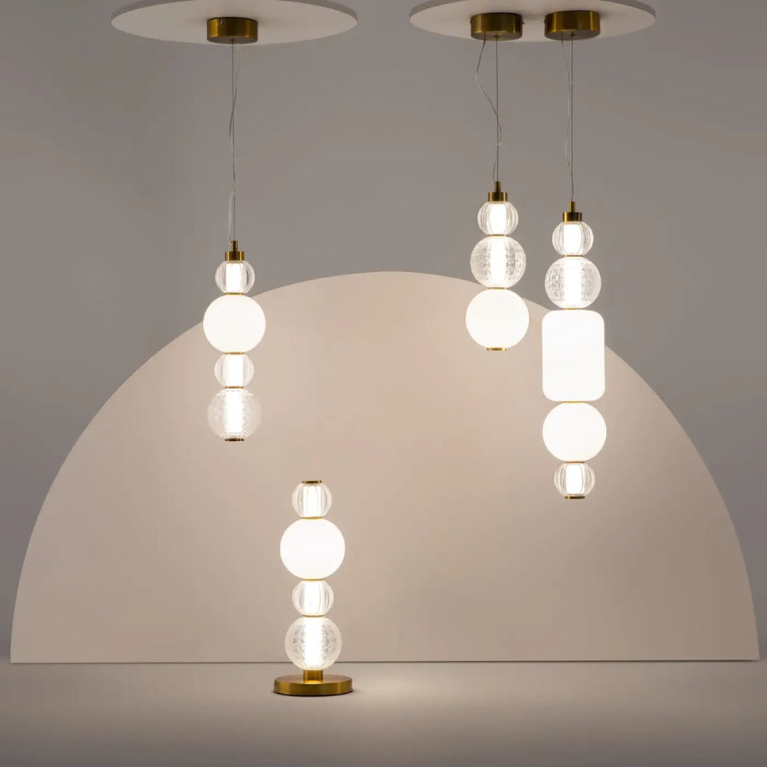Suspension collar et lampe sur pied en métal doré avec cinq diffuseurs ronds en verre givré texturé blanc