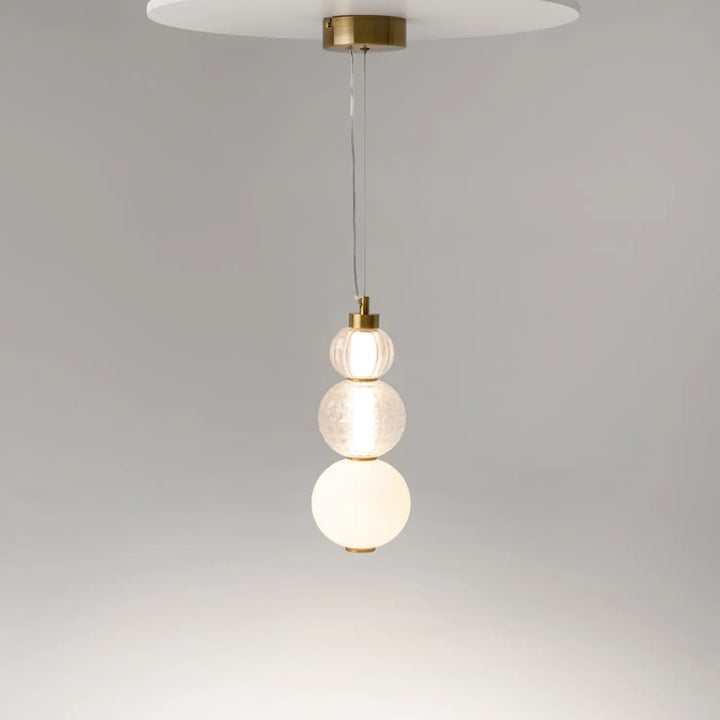 Suspension collar avec trois sphères en verre dépoli et métal doré offrant une lumière à 360 degrés moderne et élégante
