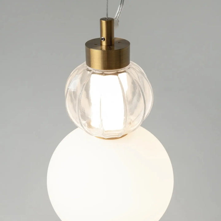 Suspension collar en métal doré avec globe en verre côtelé clair et sphère opale blanche pour lumière à 360°