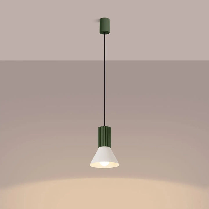 Suspension Estria beige et vert olive à cône cannelé, allumée