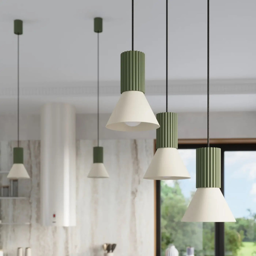 Suspension Estria beige et vert olive à cône cannelé dans un intérieur contemporain