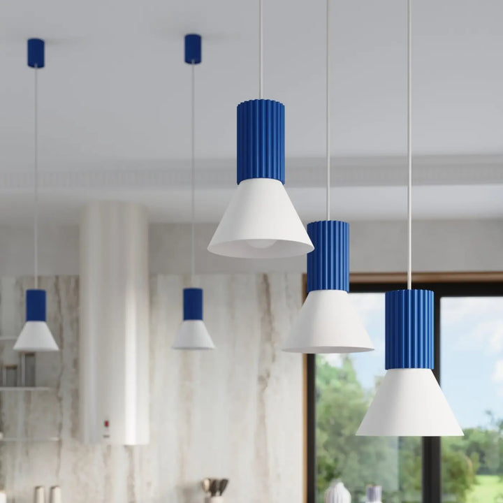 Suspension Estria blanche et outremer à cône cannelé dans un intérieur contemporain