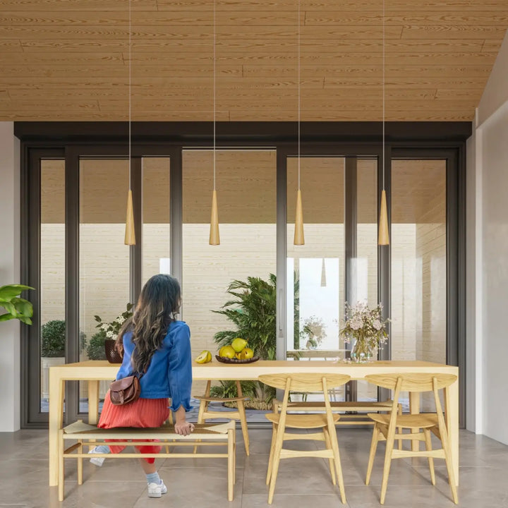 Suspension Sula en bois naturel au-dessus d'une table