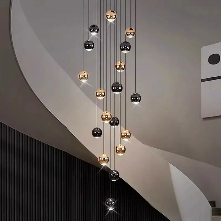 Suspension Contemporaine Cascade Boules Noires Dorées