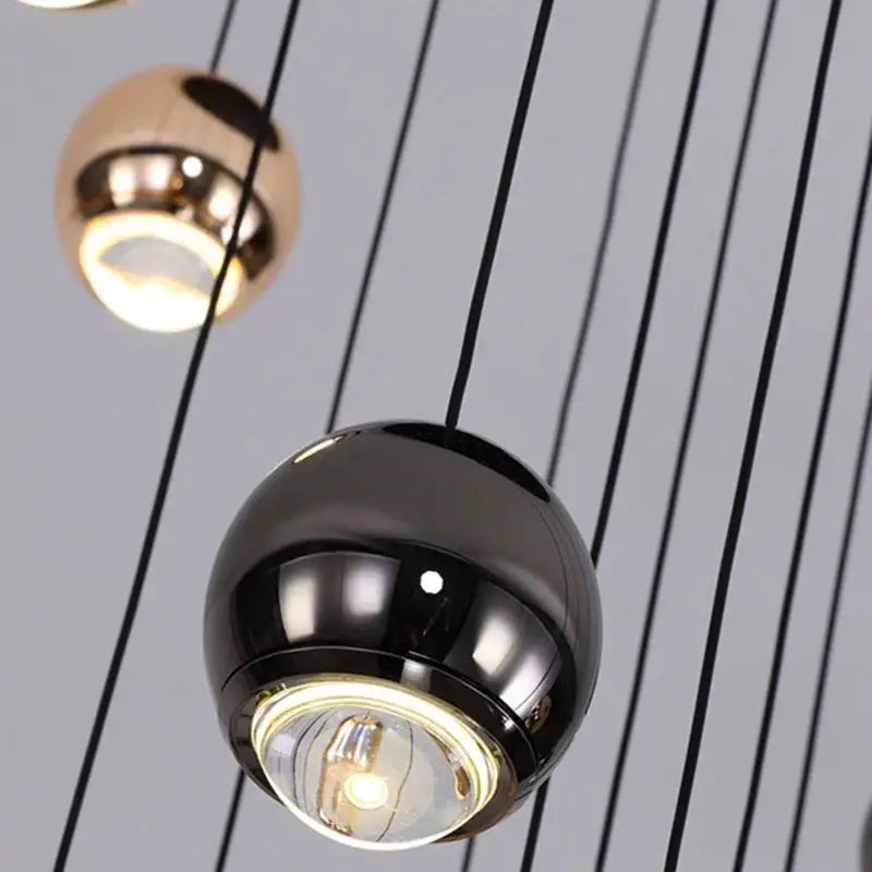 Suspension Contemporaine Cascade Boules Noires Dorées