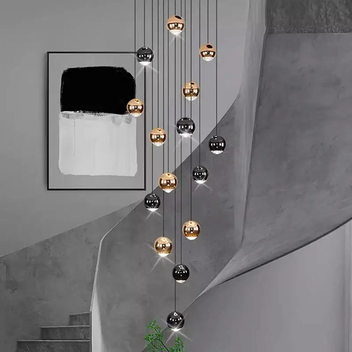 Suspension Contemporaine Cascade Boules Noires Dorées
