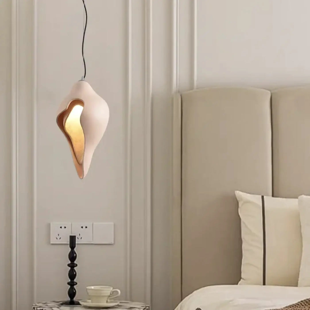 Suspension contemporaine au design organique et artistique

