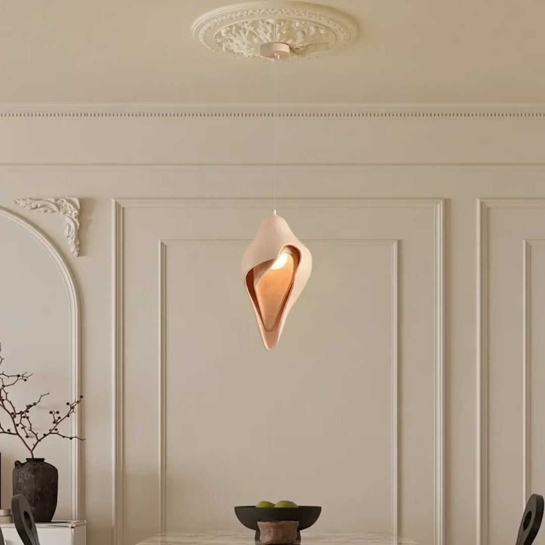 Suspension contemporaine au design organique et artistique


