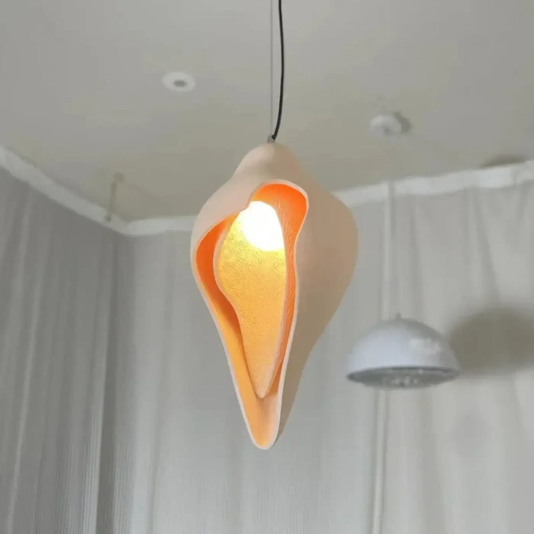 Suspension contemporaine au design organique et artistique

