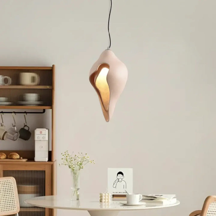 Suspension contemporaine au design organique et artistique

