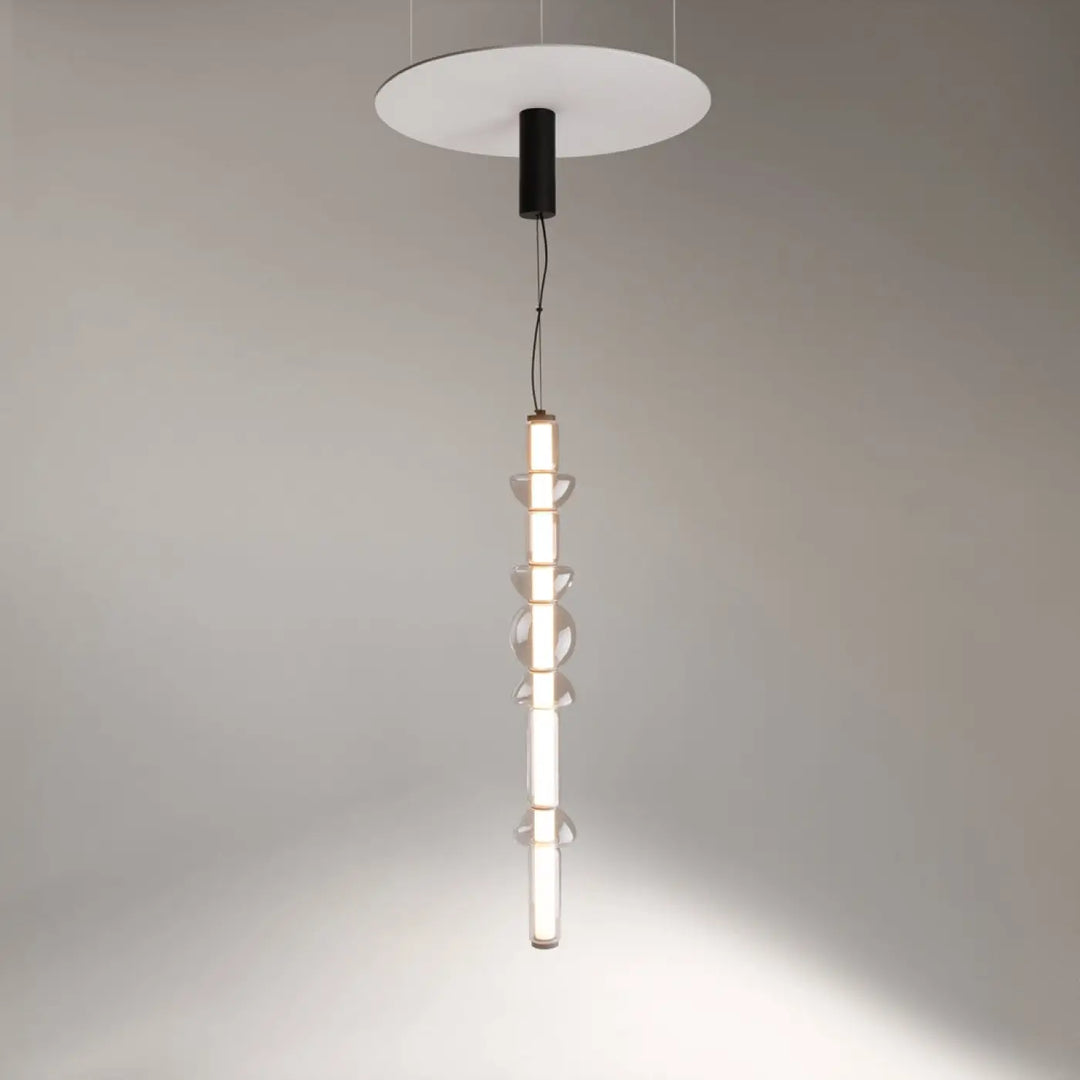 Suspension luminaire cosmo avec led linéaire, monture blanche, colonne noire, et verre transparent émettant lumière chaude