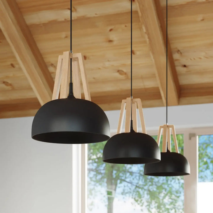 Suspension Casco à coupole noire à montants en bois naturel dans un intérieur contemporain