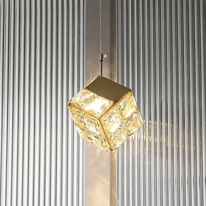 Suspension Cristal Cube Transparent Et Structure Dorée Moderne