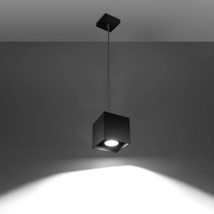 Suspension cube Quad noire en aluminium, allumée