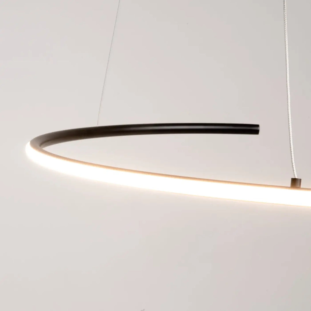 Suspension curve en aluminium noir avec un anneau ondulé et une bande led lumineuse sur le bord incurvé