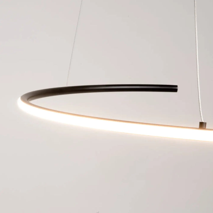 Suspension curve en aluminium noir avec un anneau ondulé et une bande led lumineuse sur le bord incurvé