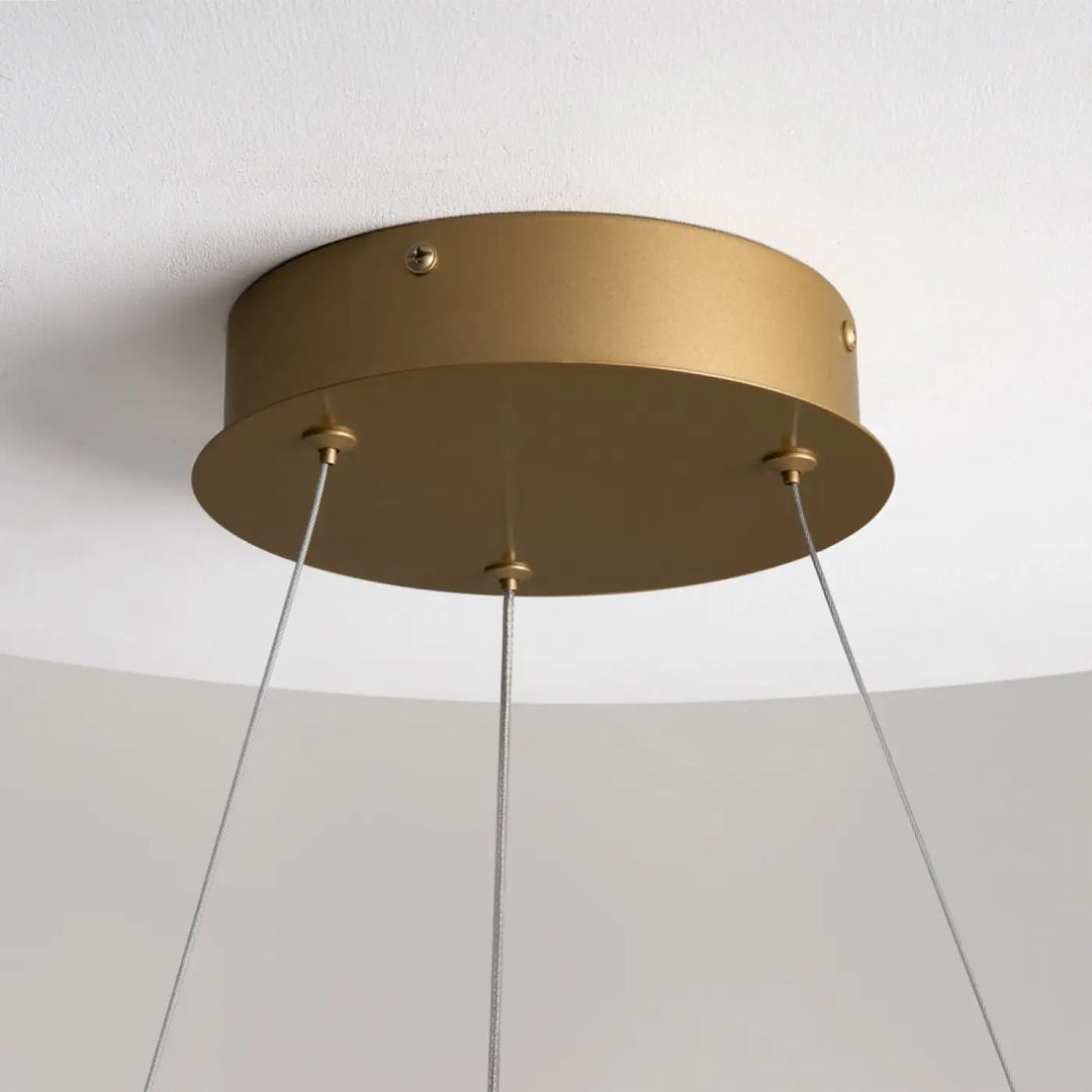 Suspension curve anneau ondulé avec monture de plafond circulaire finition or et trois cordons métalliques fins en aluminium noir