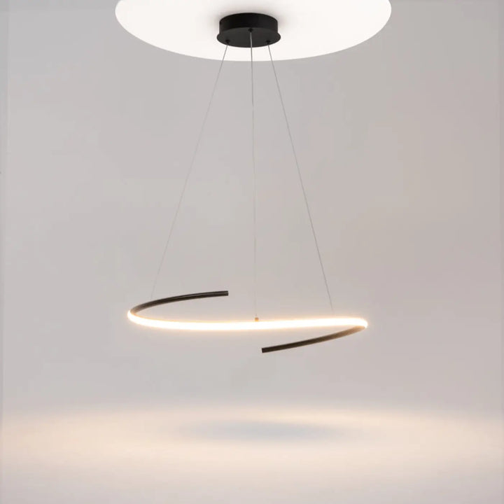 Suspension curve en aluminium noir avec anneau ondulé led moderne en noir et blanc au design minimaliste élégant