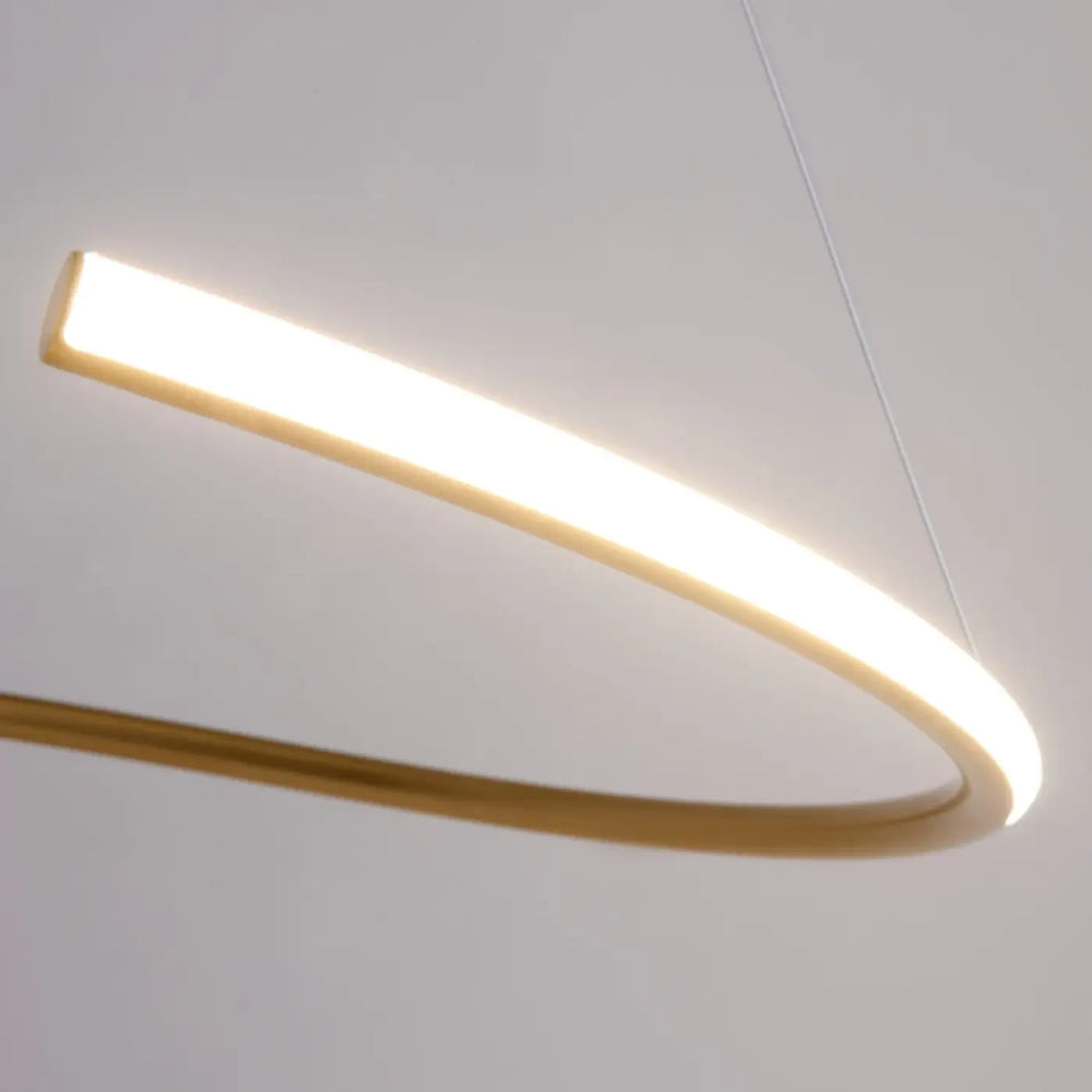 Suspension curve en aluminium noir avec anneau ondulé design minimaliste et lumière led blanc chaud