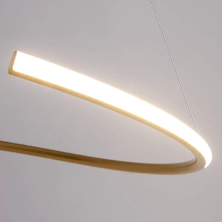 Suspension curve en aluminium noir avec anneau ondulé design minimaliste et lumière led blanc chaud