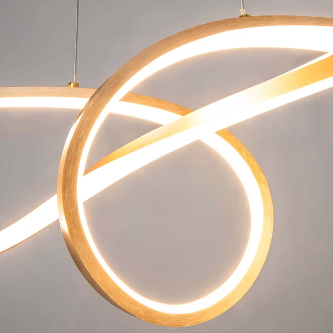 Suspension curve moderne avec anneau led chaleureux en bois naturel et aluminium noir nœud infini design minimaliste