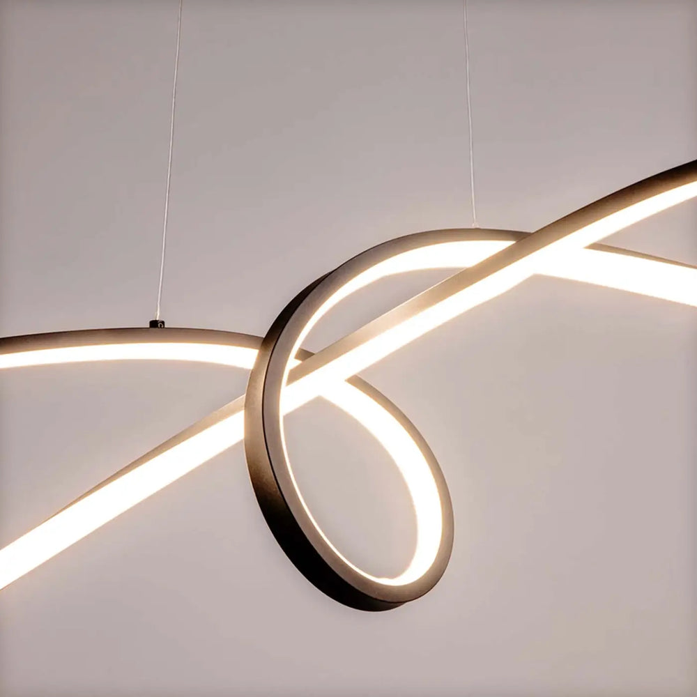 Suspension curve nœud infini en aluminium noir avec anneaux led entrelacés finition laiton brossé éclat chaud
