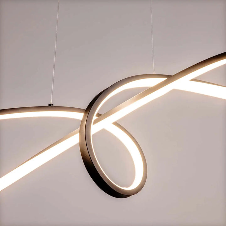 Suspension curve nœud infini en aluminium noir avec anneaux led entrelacés finition laiton brossé éclat chaud