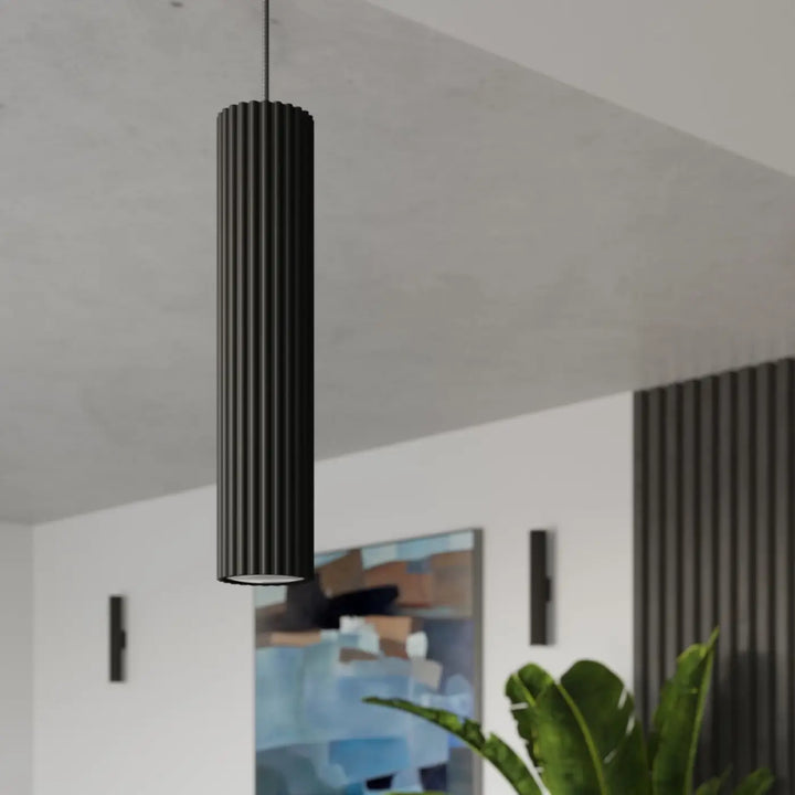 Suspension Luminaire noir allumée, vue rapprochée