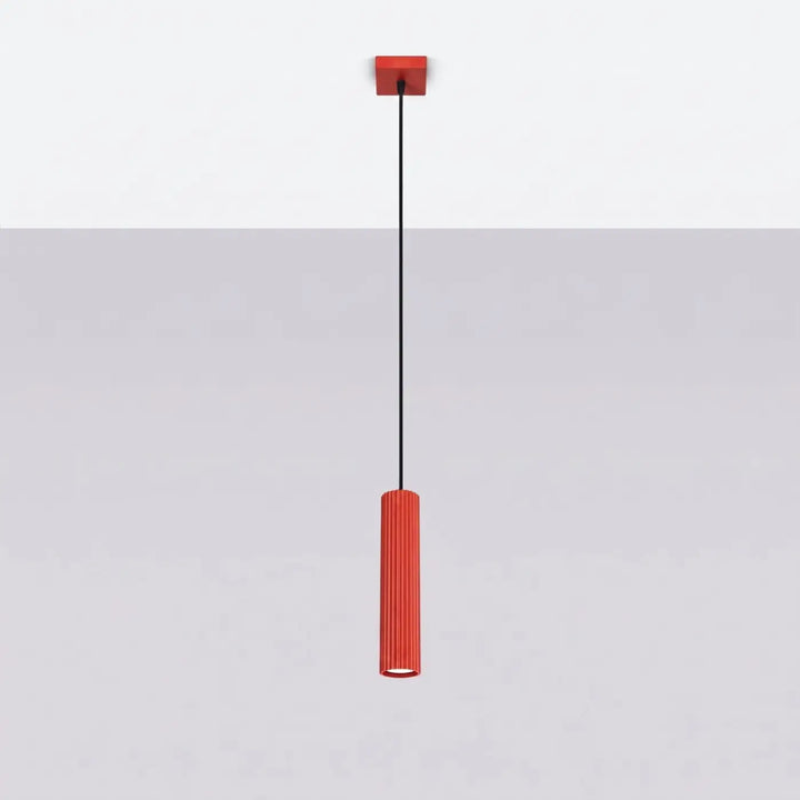 Suspension Luminaire rouge éteinte, vue rapprochée