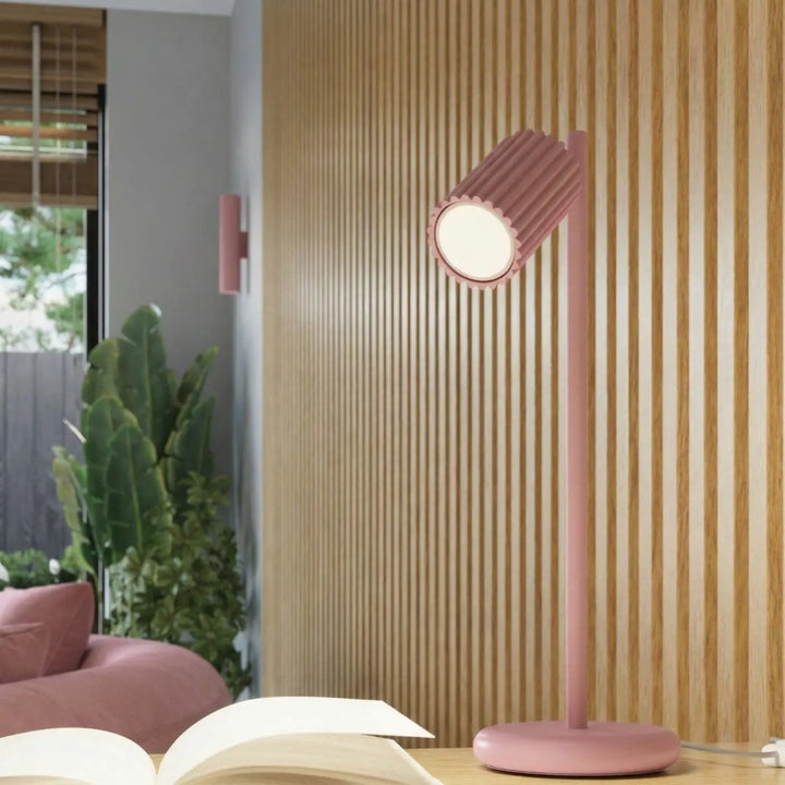 Suspension Luminaire rose allumée, vue rapprochée