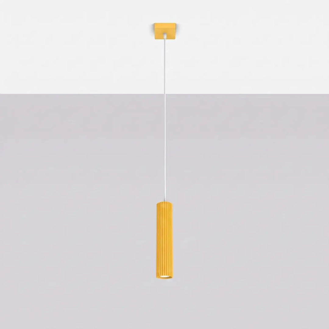 Suspension Luminaire jaune éteinte, vue rapprochée