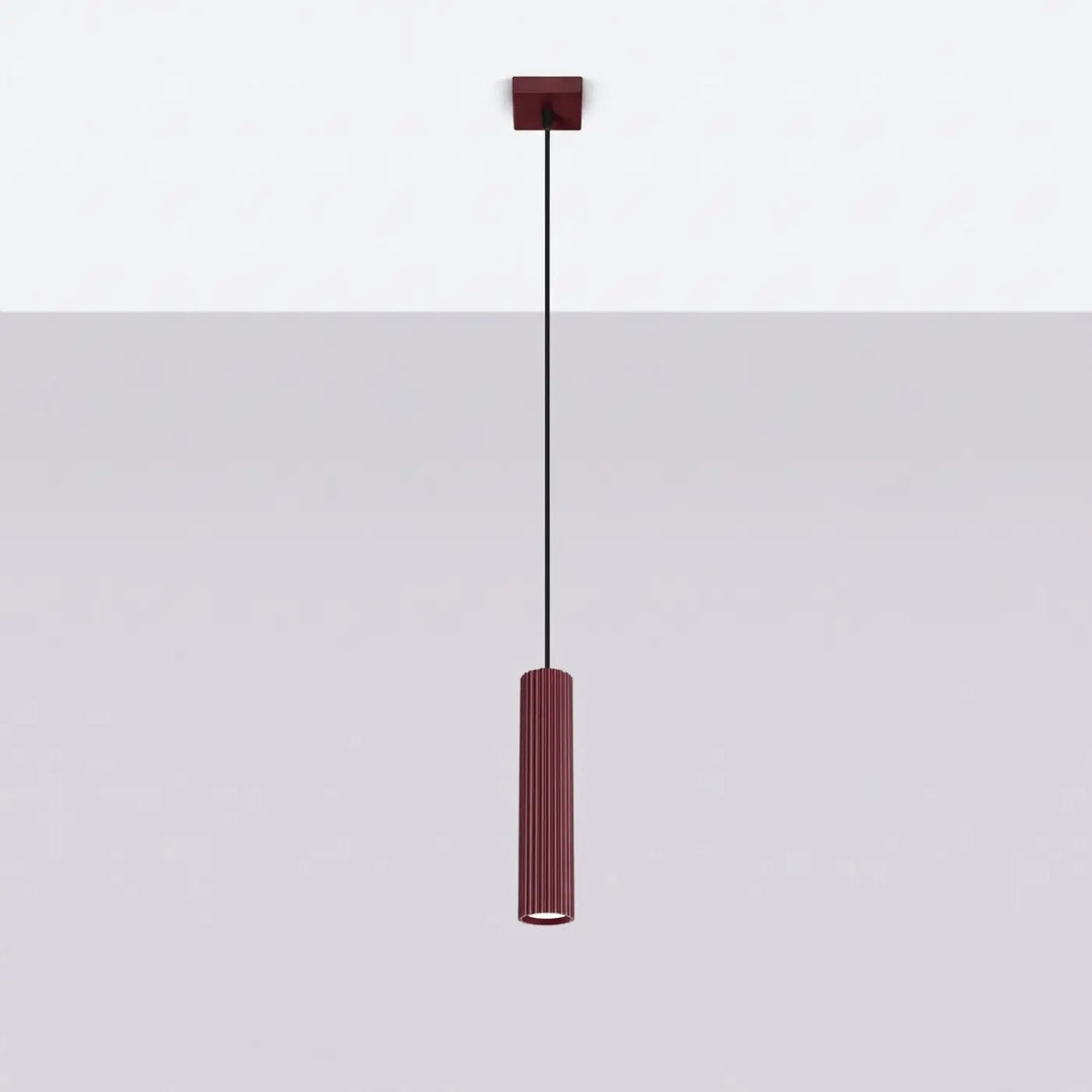 Suspension Luminaire bordeaux éteinte, vue rapprochée