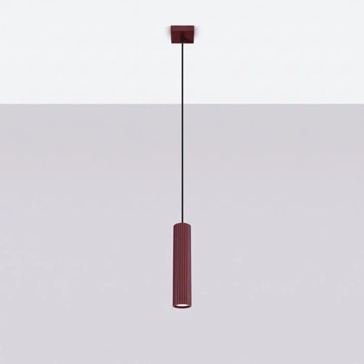 Suspension Luminaire bordeaux éteinte, vue rapprochée