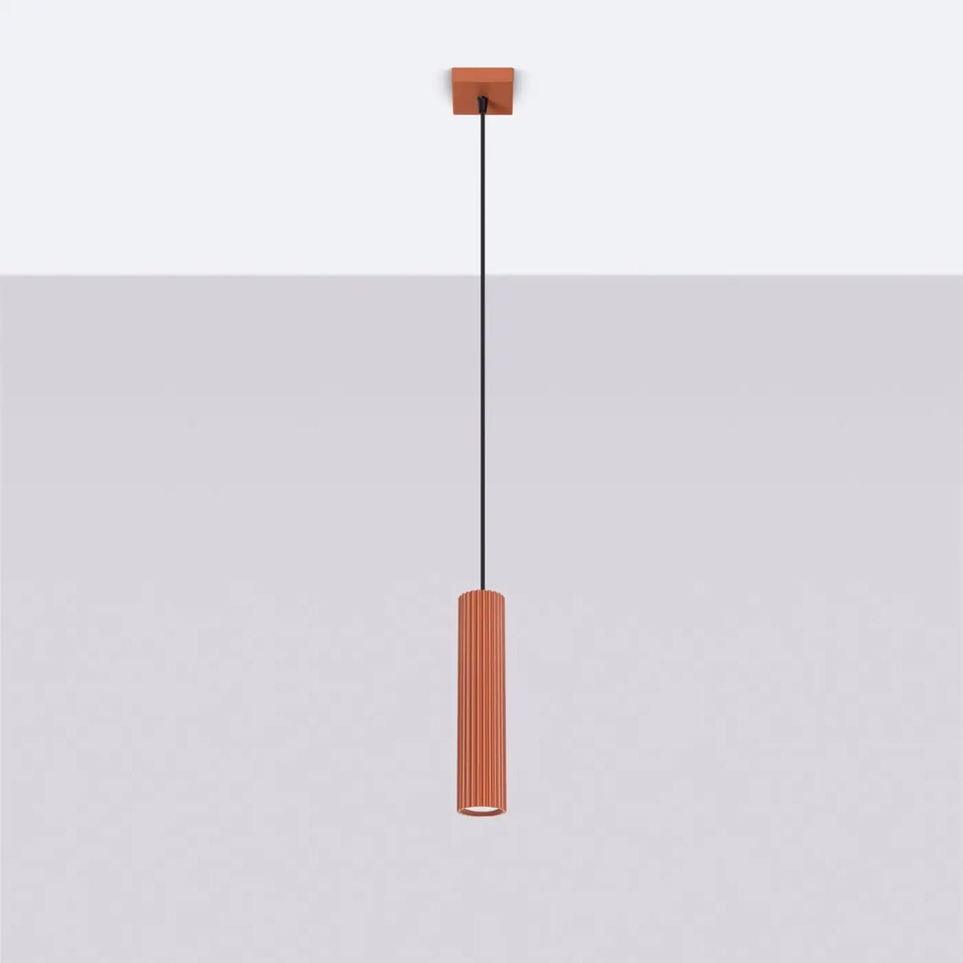 Suspension Luminaire ocre rouge éteinte, vue rapprochée