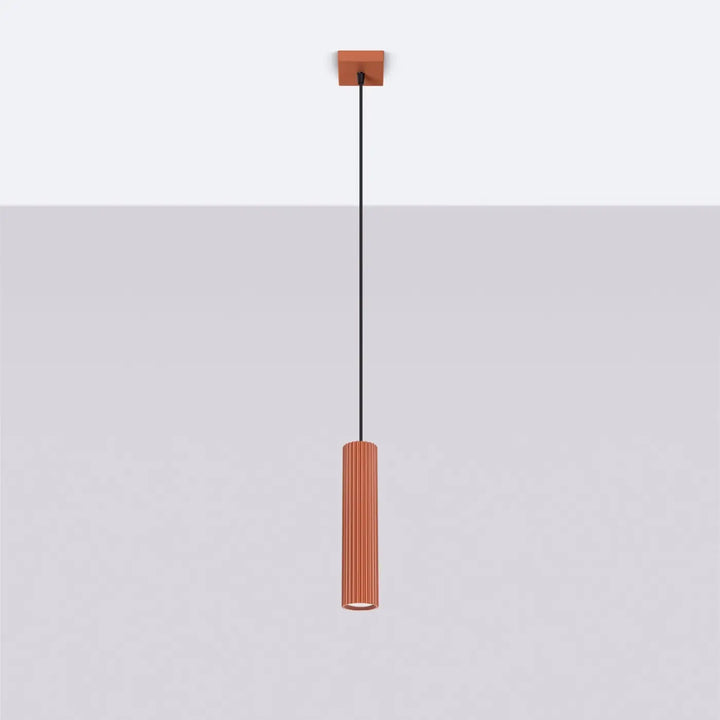 Suspension Luminaire ocre rouge éteinte, vue rapprochée