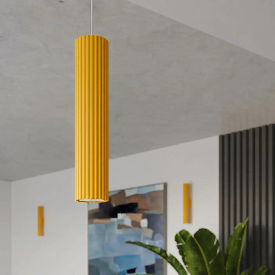 Suspension Luminaire jaune allumée, vue rapprochée
