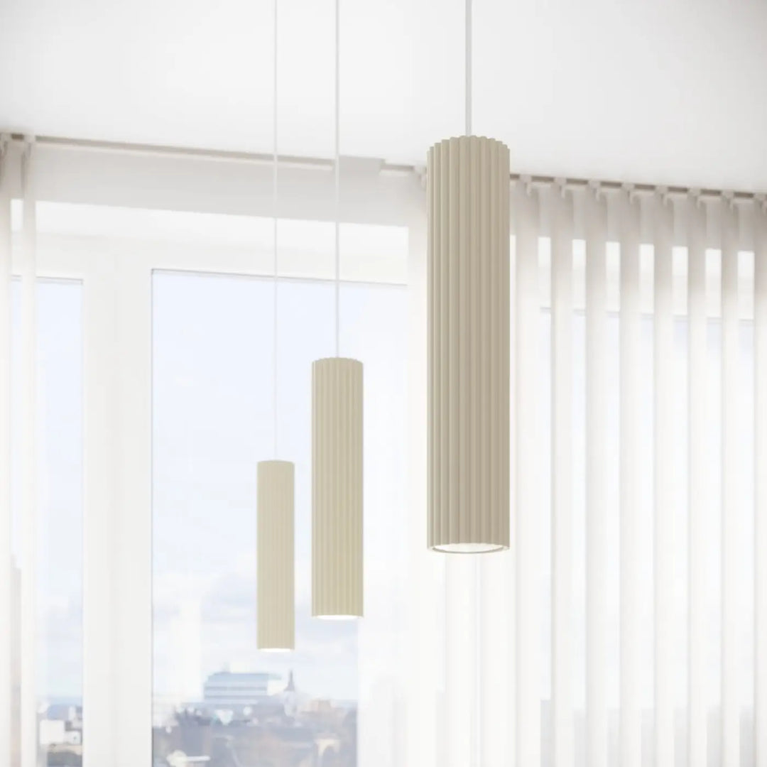 Suspension Luminaire beige allumée, vue rapprochée