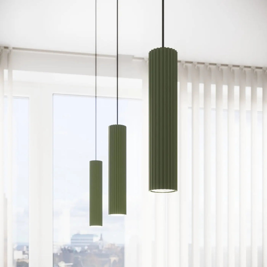Suspension Luminaire vert olive allumée, vue rapprochée